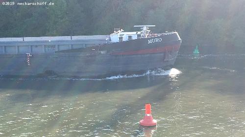 📌 → MS Muro
🔍 → klicken
💾 → rechte Maus → Link in neuem Tab öffnen... Bild: (Bild 2) An der Seite deutlich zu erkennen die wichtigsten Schiffsdaten wei Länge, Breite und Tonnage.