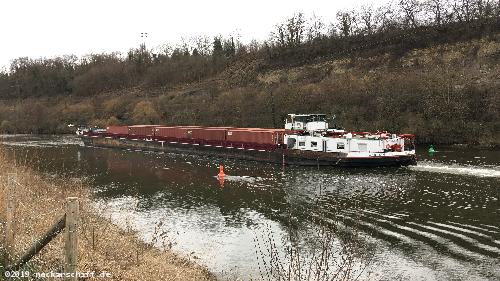 Bild: Auf dem Neckar können im Gegensatz zum Rhein nur 2 Lagen Container transportiert werden. Auch das Steuerhaus ist hier verglichen mit dem Düsseldorfer Video weiter abgesenkt.