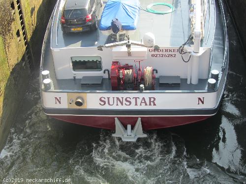 📌 → MS Sunstar, jetzt MS Colorado im Okt. 2011
🌍 → DE Neckarzimmern / Schleuse
🔍 → klicken
💾 → rechte Maus → Link in neuem Tab öffnen... Bild: Die 1379 PS bringen die Sunstar in Position.