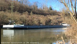 Bild: Die riesige GMS Oleander auf dem Neckar. Beladen mit Kohle für das Kraftwerk in Stuttgart Münster.