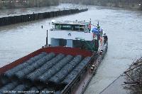 Bild: GMS Aurum auf dem Neckar mit Drahtrollen beladen.