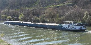 Bild: Am Heck der GMS Passage erlennt man die beiden Abgasrohre der Caterpillar Maschinen.