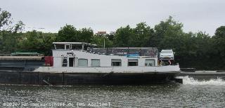 📌 → MS Adeline, später MS Nova Cura im Jun. 2020
🌍 → DE Besigheim / Neckar
🔍 → klicken
💾 → rechte Maus → Link in neuem Tab öffnen...
📷 → Canon PowerShot SX230 HS Bild: Auffällig an GMS Adeline sind die langen Ruderblätter die über das Schiffsende hiaus ragen. Ein merkmal Tschechischer Ingenieurskunst?