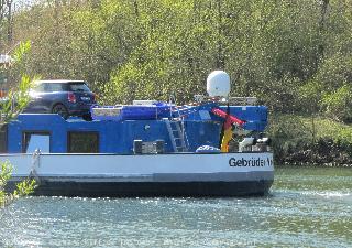 📌 → MS Gebr. Mnich im Apr. 2020
🌍 → DE Gemmrigheim / Neckargasse
🔍 → klicken
💾 → rechte Maus → Link in neuem Tab öffnen...
📷 → Canon PowerShot SX230 HS Bild: Aufgrund der beiden Abgasrohre am Heck mag man vielleicht 2 Maschinen vermuten, doch MS Gebr. Mnich verfügt nur über eine Maschine mit 900 PS.