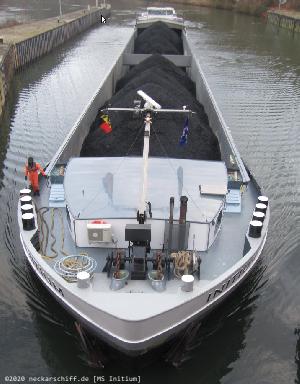 Bild: Das Kohlenschiff Initium mit jeder Menge Kohle f&uuml;r das Kraftwerk in Stuttgart M&uuml;nster.