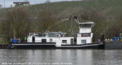 Bild: Das Schubschiff ist fast am Ziel und hat am Sonntag ca. 3 km vor dem AKW Neckarwestheim festgemacht.