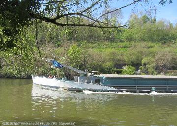 📌 → MS Siguenza im Apr. 2020
🔍 → klicken
💾 → rechte Maus → Link in neuem Tab öffnen...
📷 → Canon PowerShot SX230 HS Bild: Das Vorschiff der MS Siguenza gehörte einst der MS Daya.
