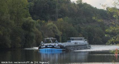 Bild: Die beladene MS Pegasus schiebt sich den Neckar hinauf.