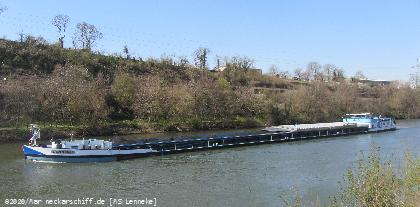 Bild: Die riesengroße GMS Lenneke auf dem Neckar.