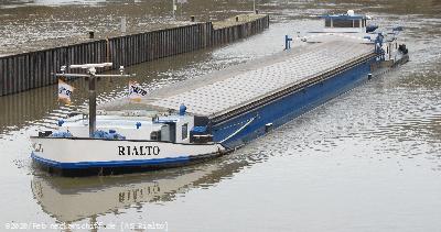 Bild: GMS Rialto bis zur Wasserline beladen. Ihren maximalen Tiefgang von 2,50 Meter kann sie auf dem Neckar voll ausnutzen.