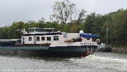 📌 → MS Murmure des Flots im Sep. 2020
🌍 → DE Gemmrigheim / Ernst-Zehender-Weg
🔍 → klicken
💾 → rechte Maus → Link in neuem Tab öffnen...
📷 → Canon PowerShot SX230 HS Bild: MS Murmure des Flots gibt Gas Richtung Plochingen. Wer weiß was das Schiff geladen hat? Es wirkt fast unbeladen 🤔.