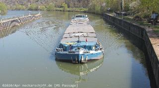 Bild: MS Passage beim Einfahren in die Schleuse.