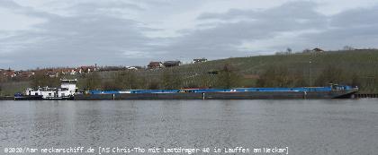Bild: Schubboot Chris-Tho mit Lastdrager 40 bei Lauffen am Neckar. Der Verband kommt auf eine stattliche Länge von 105 Meter.