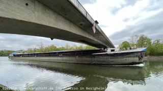 Bild: Binnenschiff MS Madizso durchfährt die Neckarbrücke Besigheim.