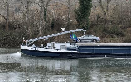 Bild: Der Fahnenmast des GMS Elithe dient gleichzeitig als Autokran.