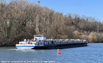 Bild: Der graue Aufbau oberhalb des schwarzen Rumpfes kam beim Umbau zum Doppelhüllentanker 2014 hinzu.