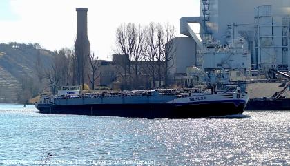 Bild: Der Tanker TMS Taunus 2 unbeladen auf dem Neckar im März 2022.