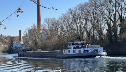 Bild: Der zweimotorige Frachter MS Audrey auf dem Neckar.