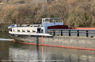 Bild: Flach liegt die riesige MS Amazone auf dem Wasser.