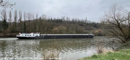 📌 → MS Moni im Mar. 2025
🌍 → DE Gemmrigheim / Fährgergasse
🔍 → klicken
💾 → rechte Maus → Link in neuem Tab öffnen...
📷 → iPhone 13 Pro Bild: Die Länge der MS Moni beträgt knapp 80 Meter.